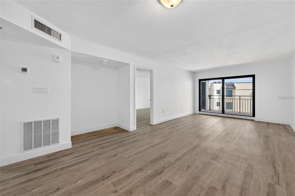 For Sale: $432,000 (2 beds, 2 baths, 1013 Square Feet)