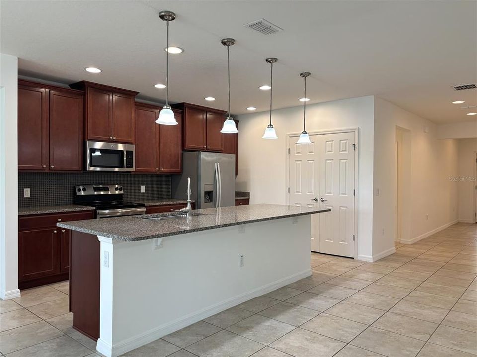 Под контрактом: $2,575 (4 спален, 2 ванн, 2138 Квадратных фут)