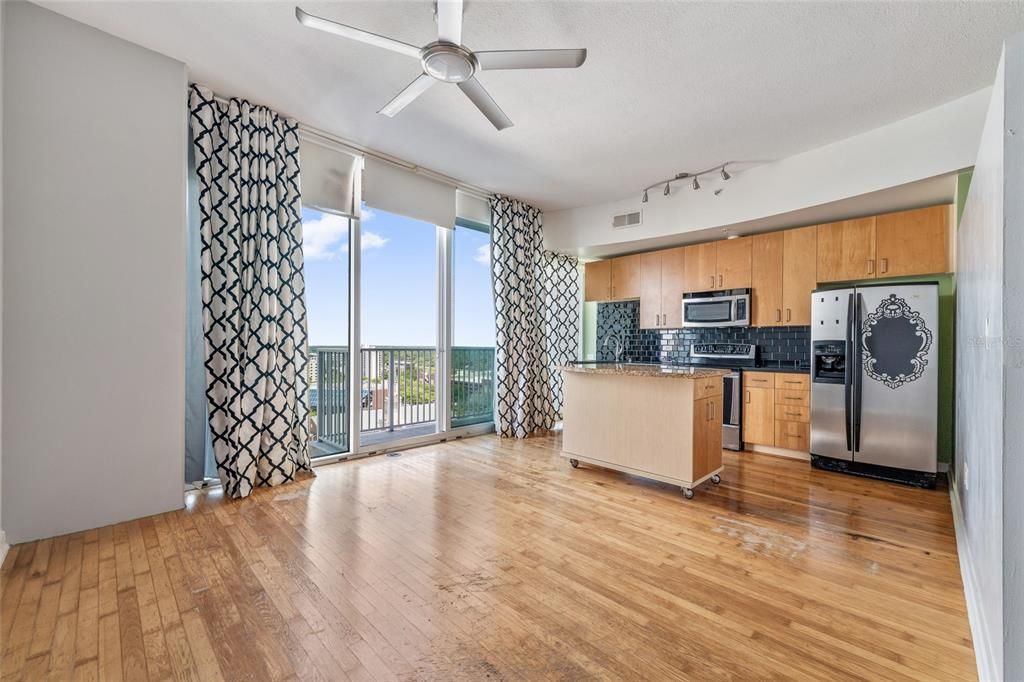 Active With Contract: $165,000 (1 beds, 1 baths, 730 Square Feet)