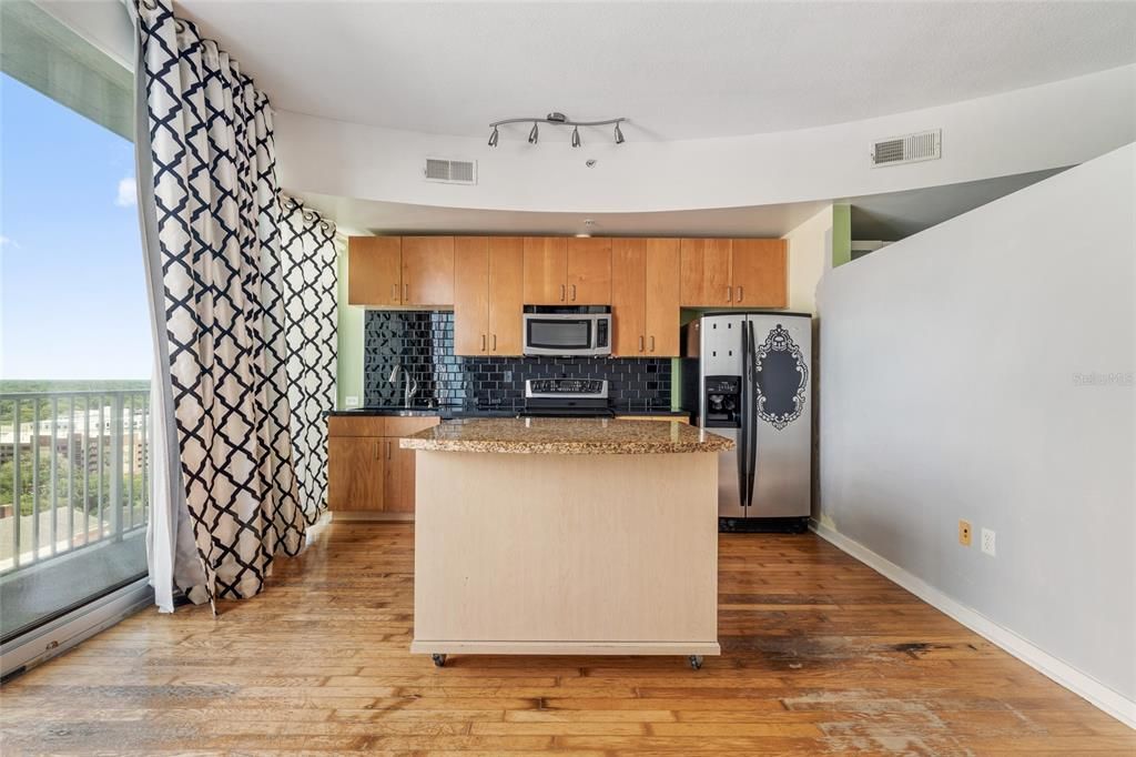Active With Contract: $165,000 (1 beds, 1 baths, 730 Square Feet)