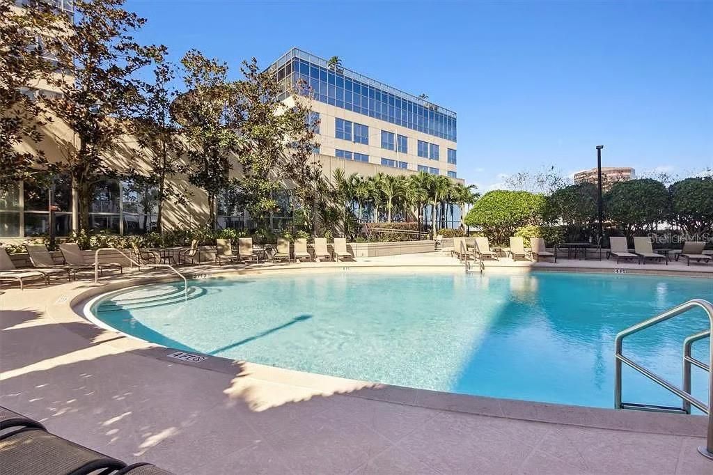 Active With Contract: $165,000 (1 beds, 1 baths, 730 Square Feet)