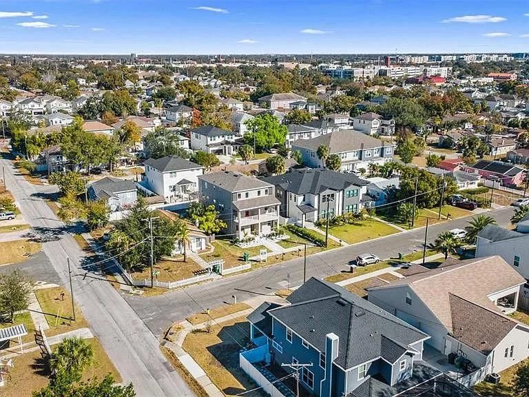 На продажу: $399,000 (2 спален, 1 ванн, 775 Квадратных фут)