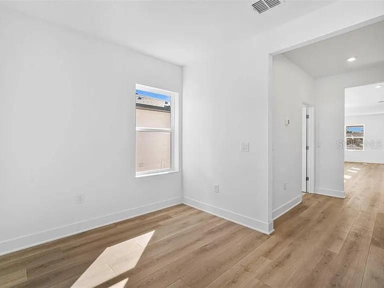 На продажу: $399,000 (2 спален, 1 ванн, 775 Квадратных фут)
