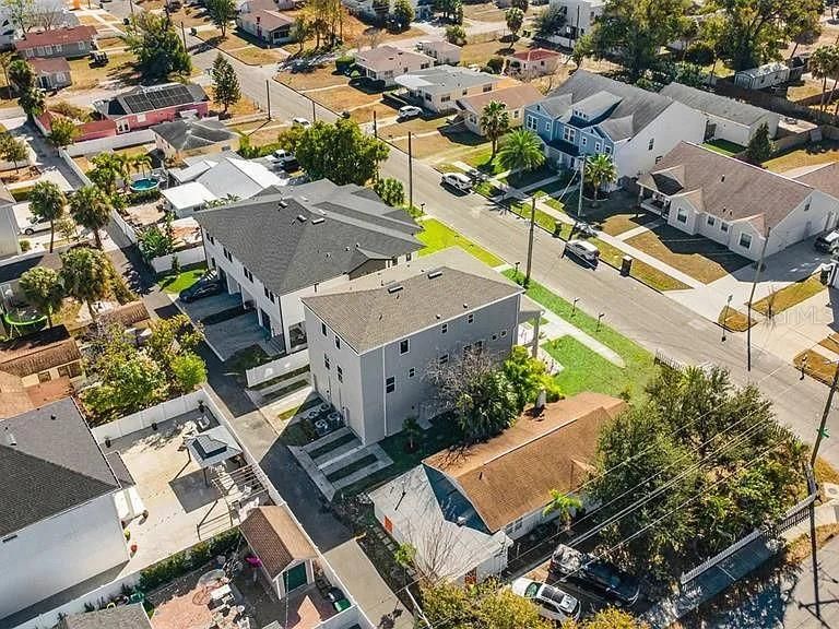 На продажу: $399,000 (2 спален, 1 ванн, 775 Квадратных фут)