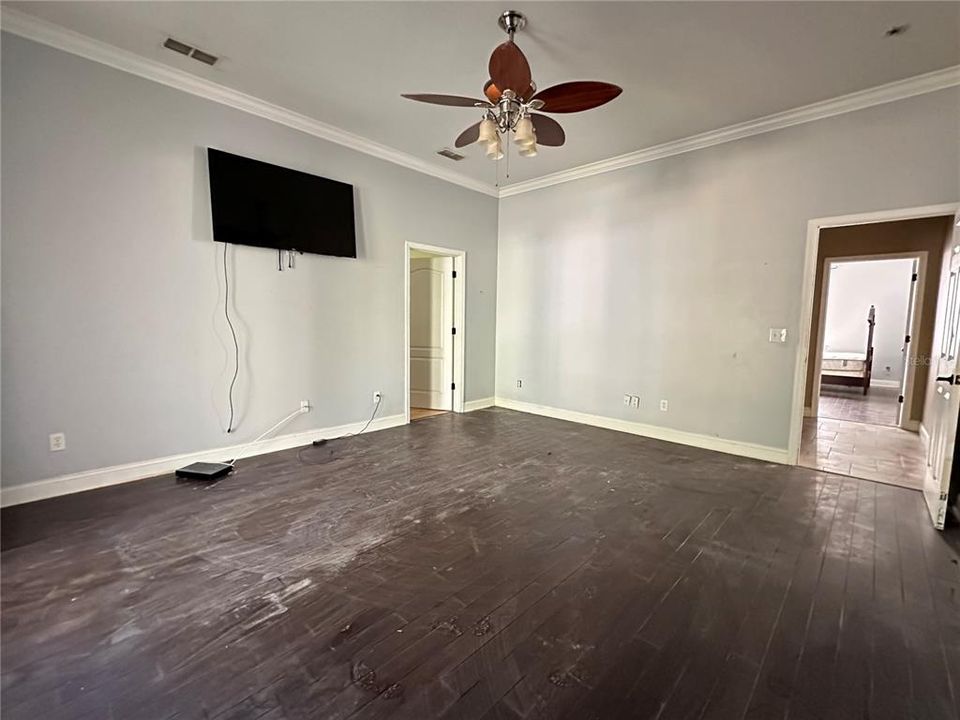 Activo con contrato: $449,000 (4 camas, 3 baños, 2468 Pies cuadrados)