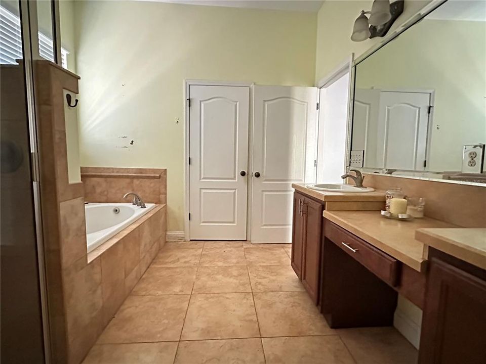 Activo con contrato: $449,000 (4 camas, 3 baños, 2468 Pies cuadrados)