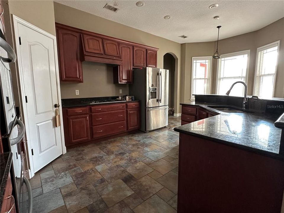 Activo con contrato: $449,000 (4 camas, 3 baños, 2468 Pies cuadrados)