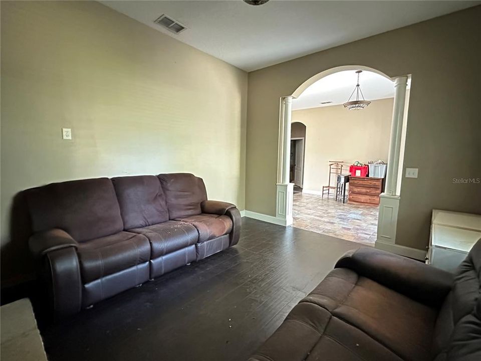 Activo con contrato: $449,000 (4 camas, 3 baños, 2468 Pies cuadrados)