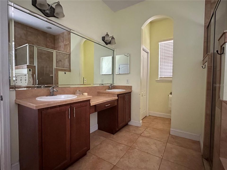 Activo con contrato: $449,000 (4 camas, 3 baños, 2468 Pies cuadrados)