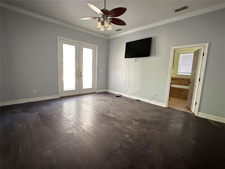 Activo con contrato: $449,000 (4 camas, 3 baños, 2468 Pies cuadrados)