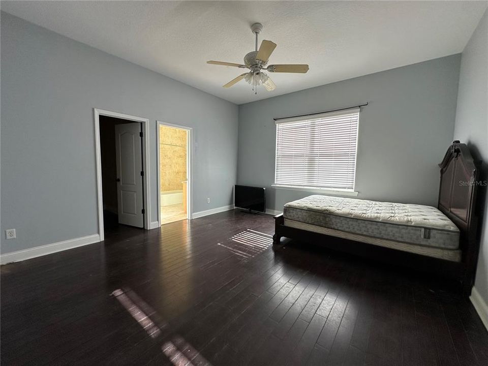 Activo con contrato: $449,000 (4 camas, 3 baños, 2468 Pies cuadrados)