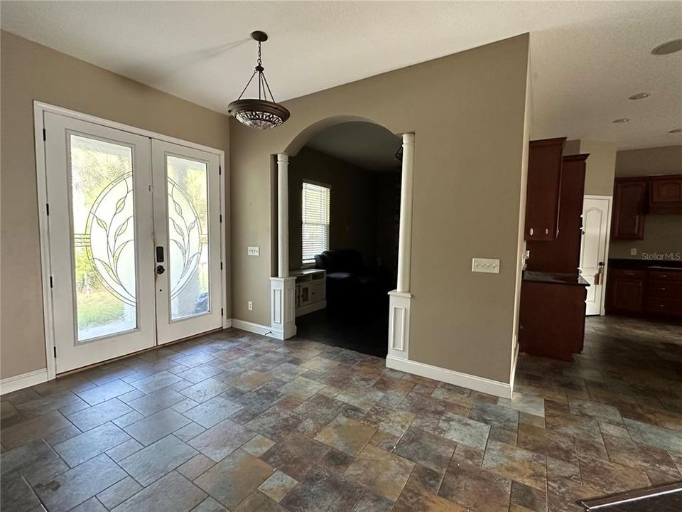 Activo con contrato: $449,000 (4 camas, 3 baños, 2468 Pies cuadrados)