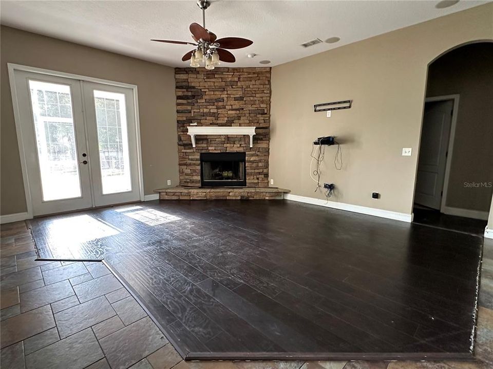 Activo con contrato: $449,000 (4 camas, 3 baños, 2468 Pies cuadrados)
