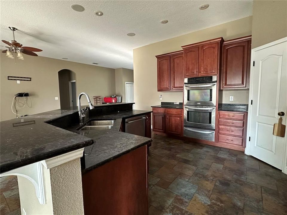 Activo con contrato: $449,000 (4 camas, 3 baños, 2468 Pies cuadrados)