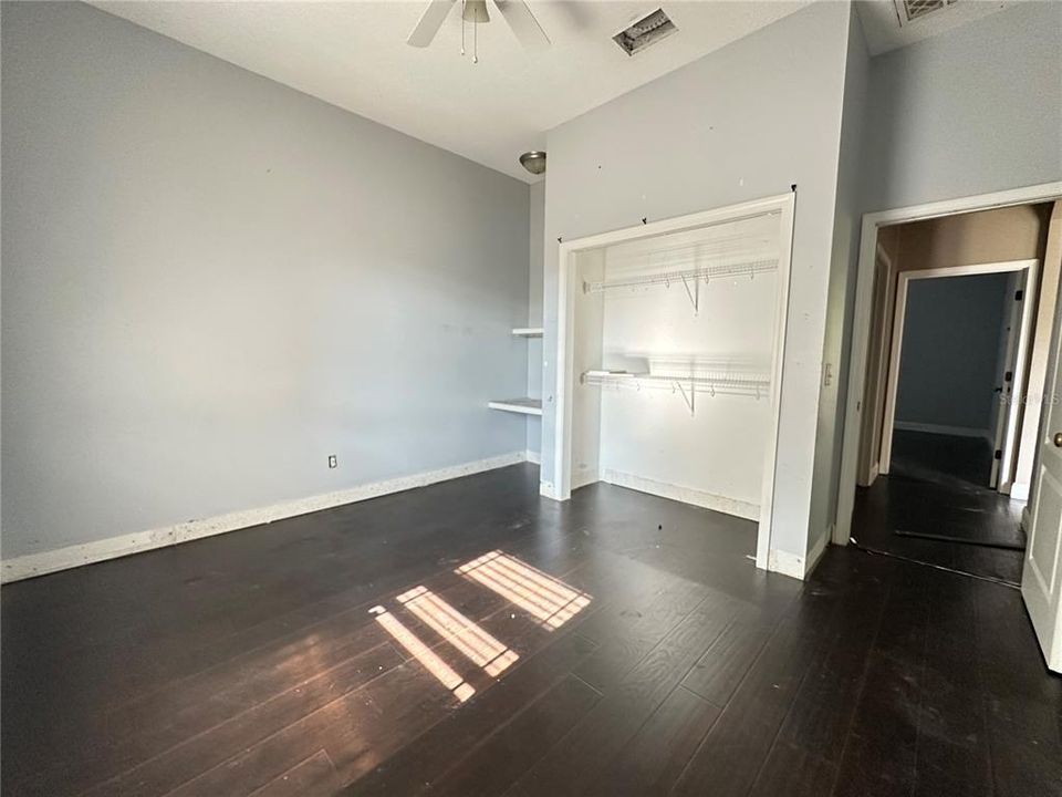 Activo con contrato: $449,000 (4 camas, 3 baños, 2468 Pies cuadrados)