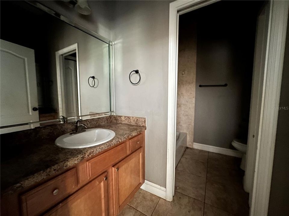 Activo con contrato: $449,000 (4 camas, 3 baños, 2468 Pies cuadrados)