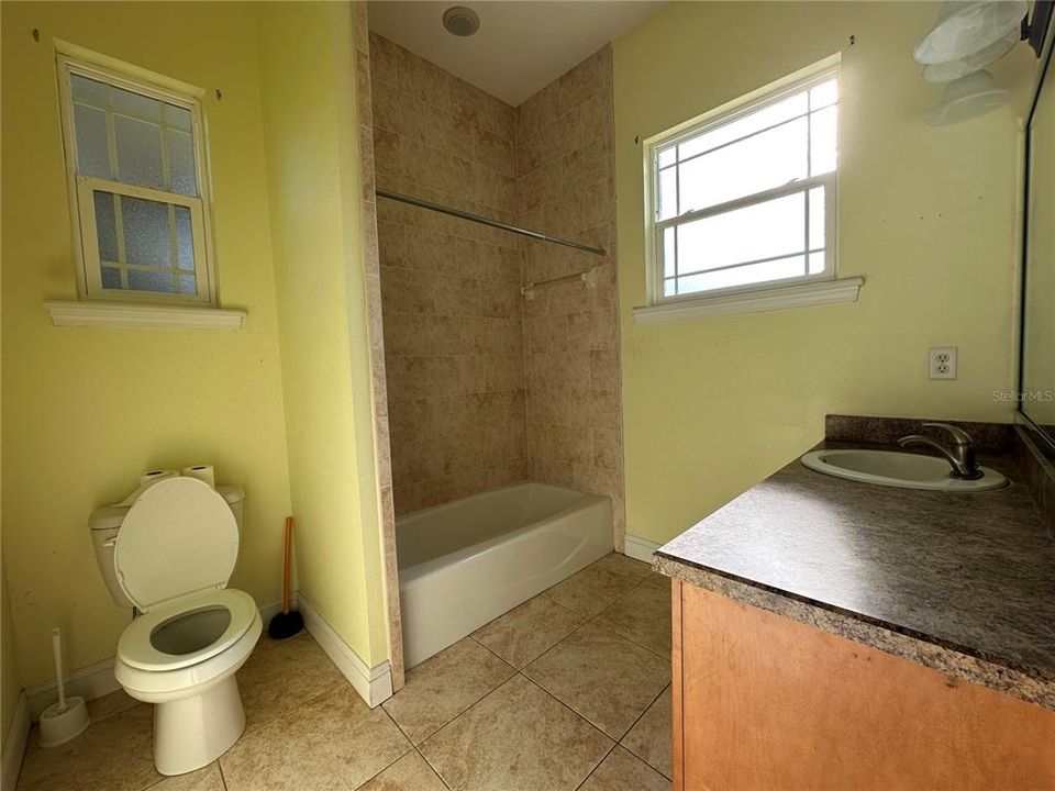 Activo con contrato: $449,000 (4 camas, 3 baños, 2468 Pies cuadrados)