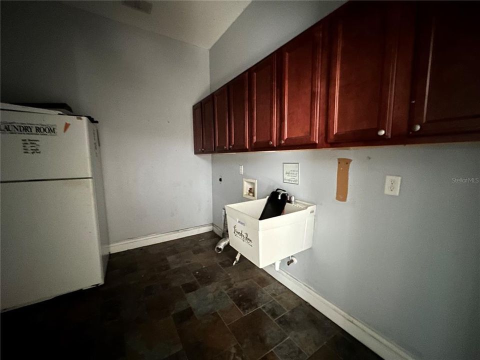 Activo con contrato: $449,000 (4 camas, 3 baños, 2468 Pies cuadrados)