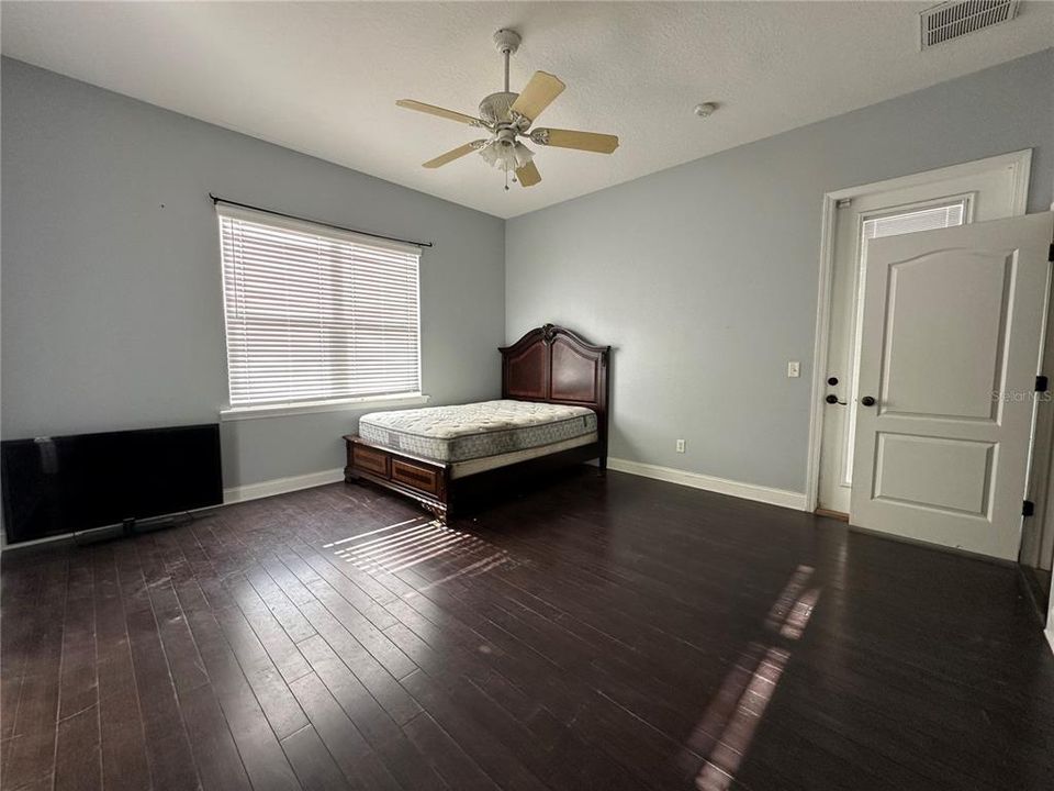 Activo con contrato: $449,000 (4 camas, 3 baños, 2468 Pies cuadrados)