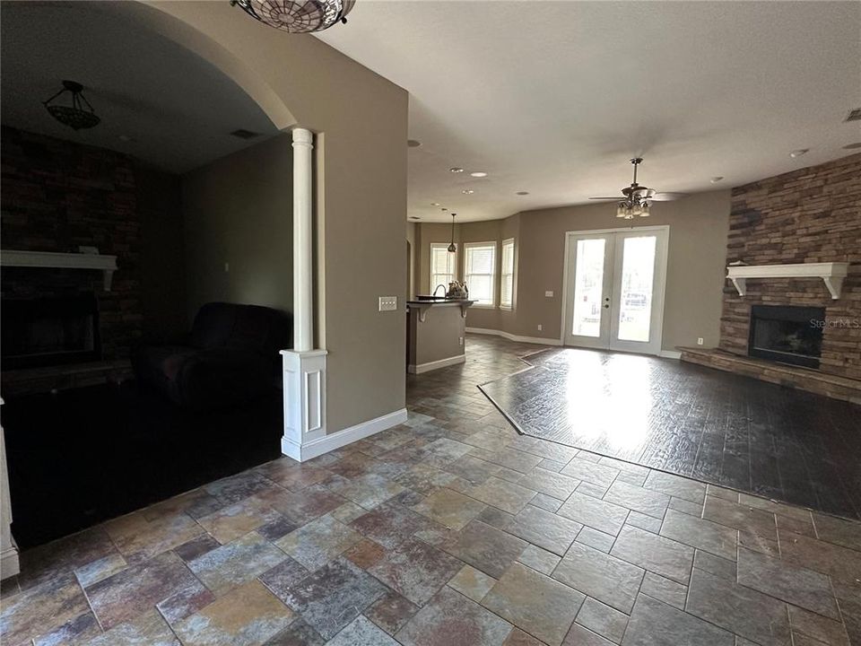 Activo con contrato: $449,000 (4 camas, 3 baños, 2468 Pies cuadrados)