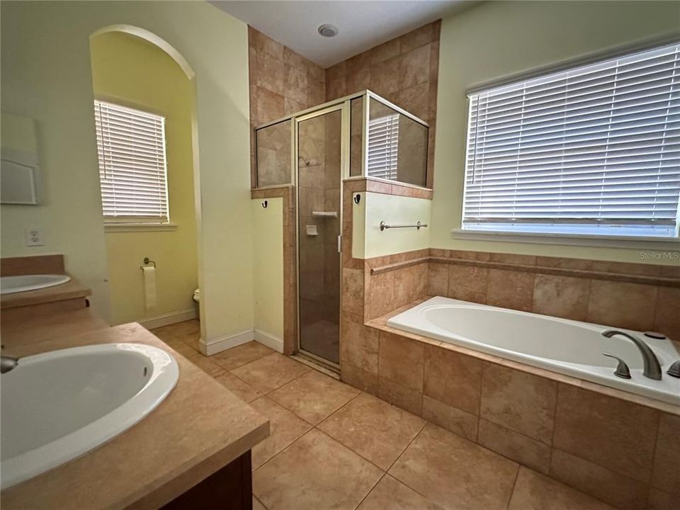 Activo con contrato: $449,000 (4 camas, 3 baños, 2468 Pies cuadrados)