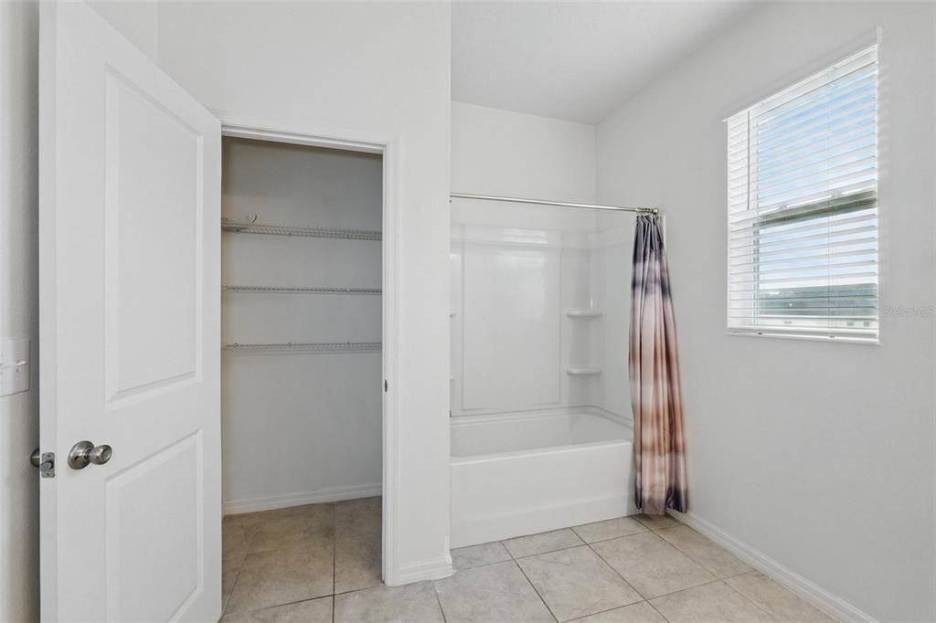 В аренду: $2,200 (4 спален, 2 ванн, 1699 Квадратных фут)