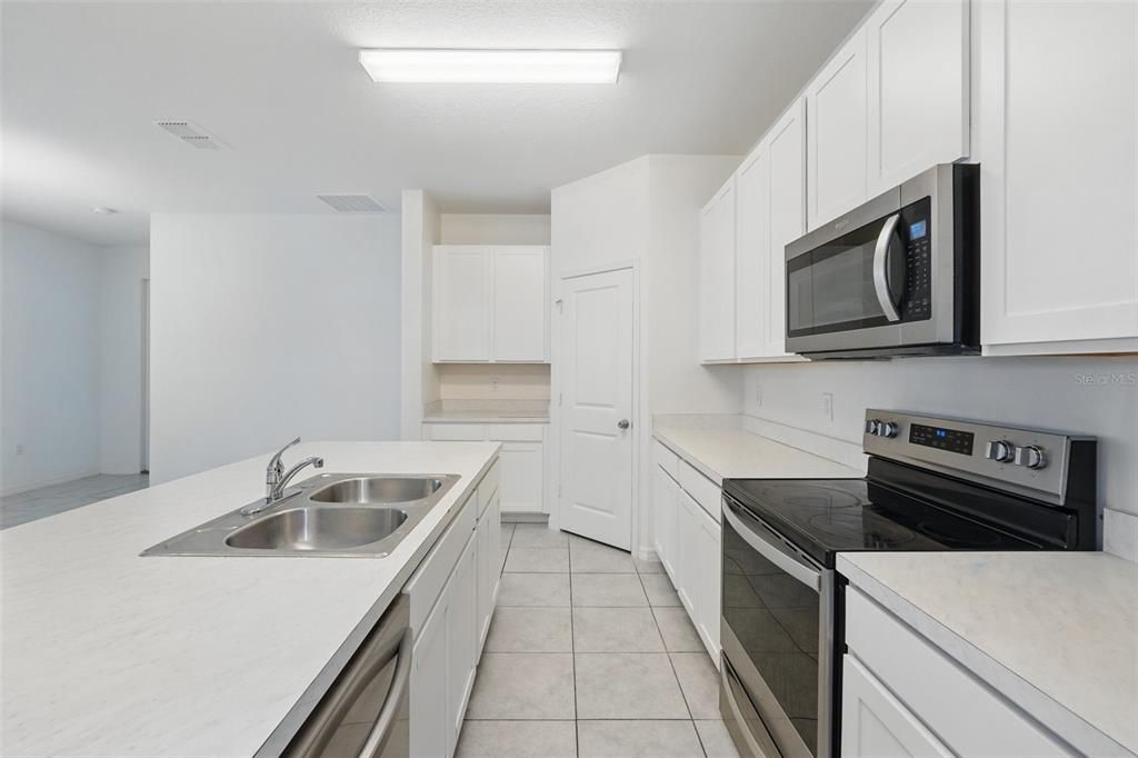 В аренду: $2,200 (4 спален, 2 ванн, 1699 Квадратных фут)