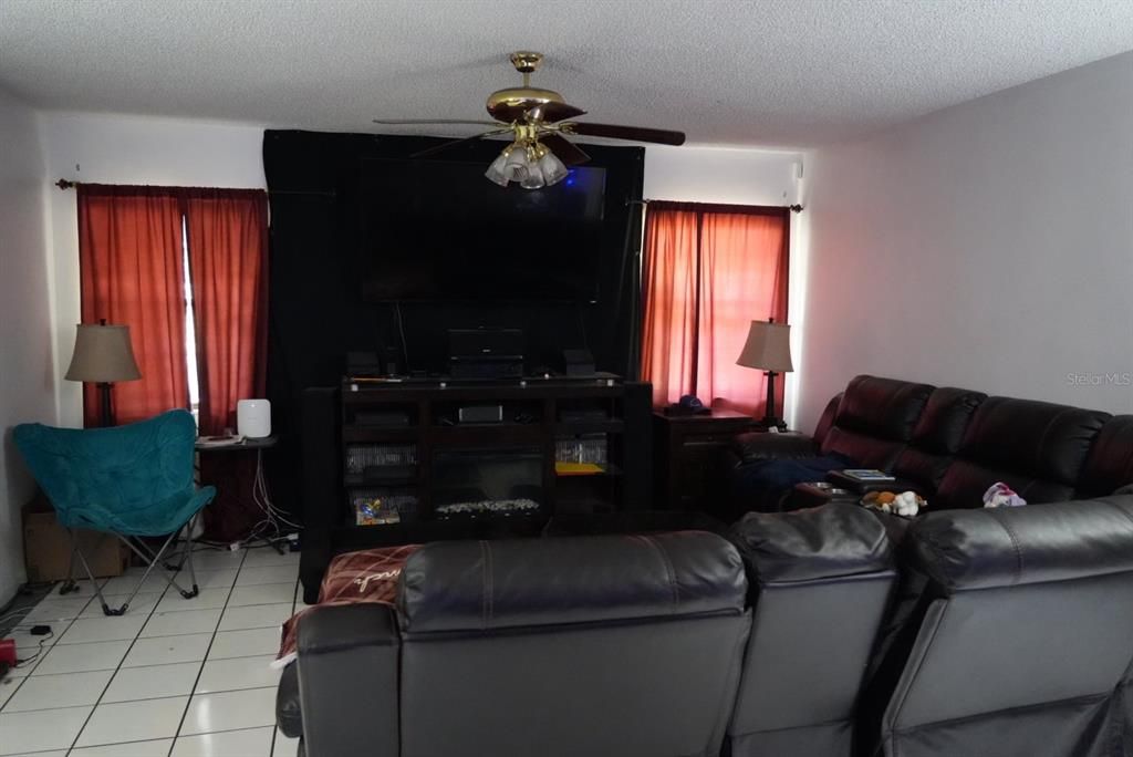 En Venta: $399,999 (4 camas, 3 baños, 1966 Pies cuadrados)