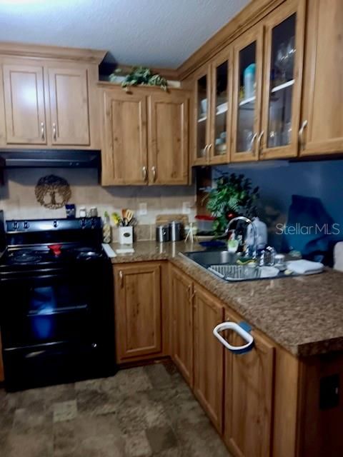 For Sale: $225,000 (2 beds, 2 baths, 884 Square Feet)