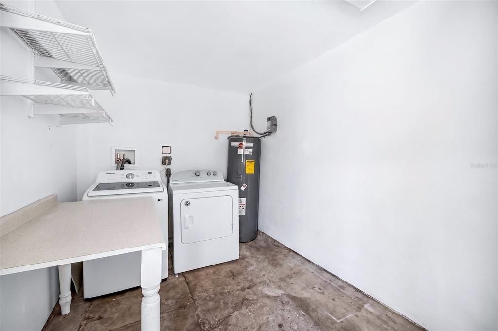 En Venta: $359,000 (3 camas, 2 baños, 2026 Pies cuadrados)