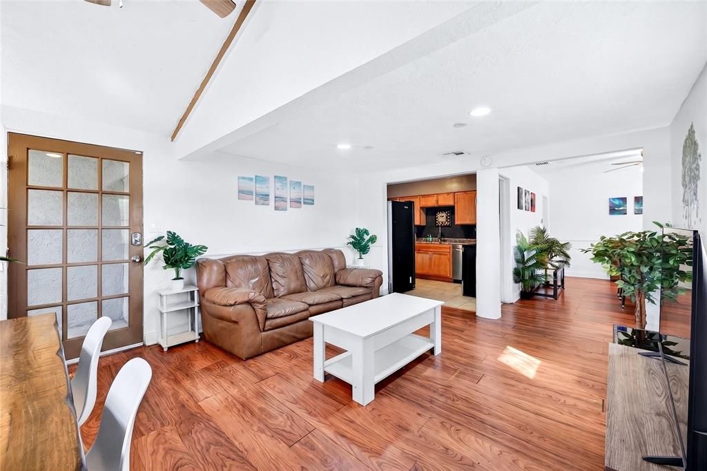 En Venta: $359,000 (3 camas, 2 baños, 2026 Pies cuadrados)