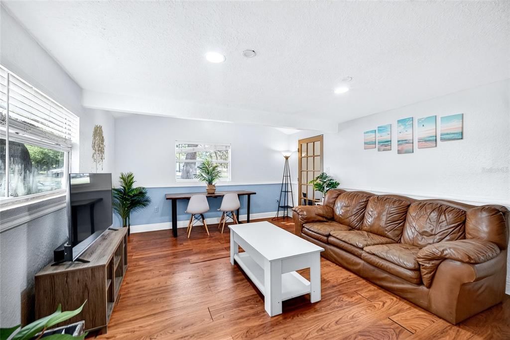 En Venta: $359,000 (3 camas, 2 baños, 2026 Pies cuadrados)