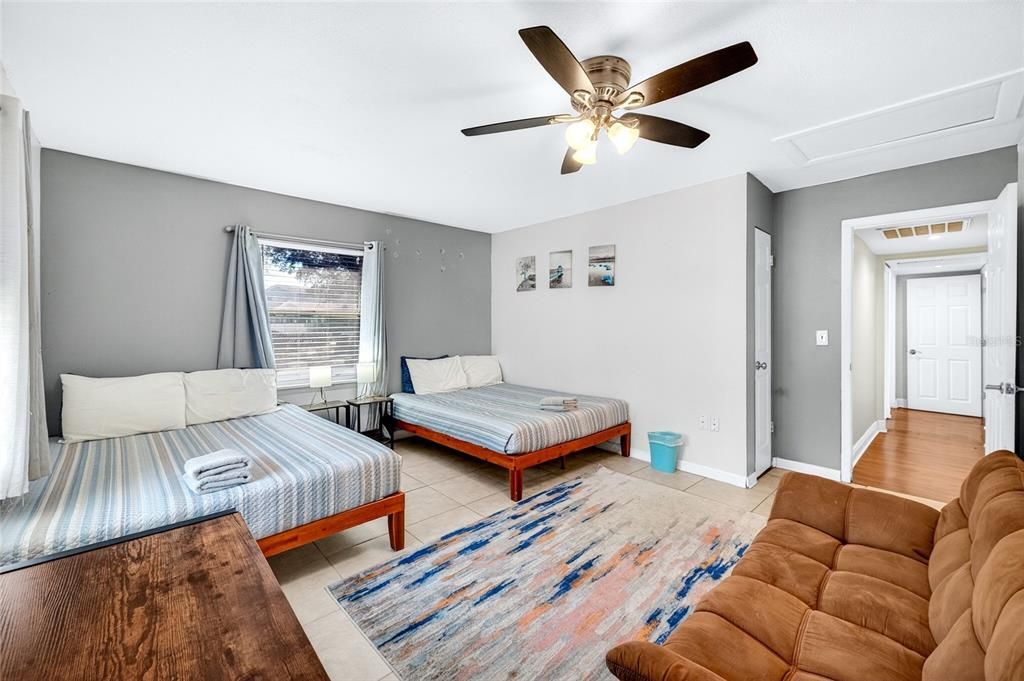 En Venta: $359,000 (3 camas, 2 baños, 2026 Pies cuadrados)