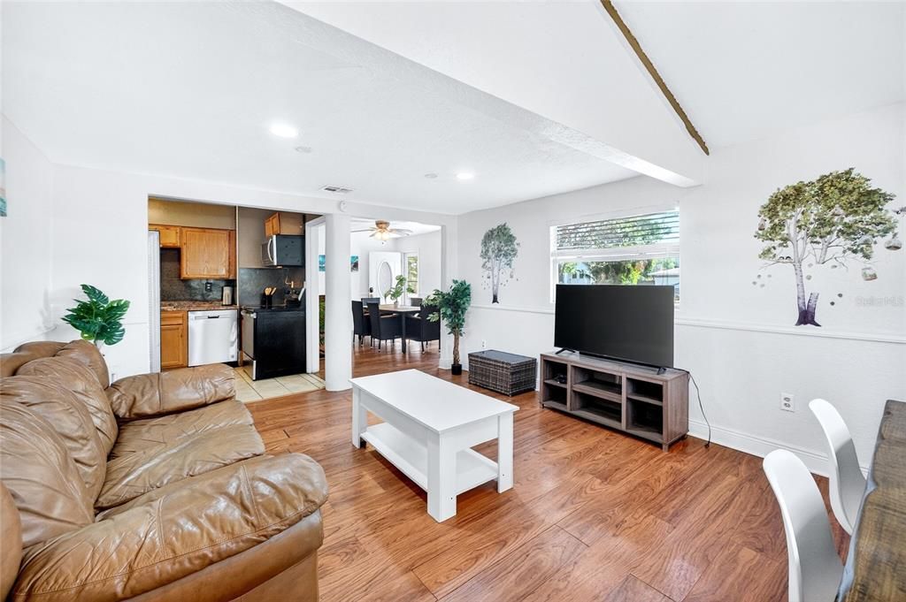 En Venta: $359,000 (3 camas, 2 baños, 2026 Pies cuadrados)
