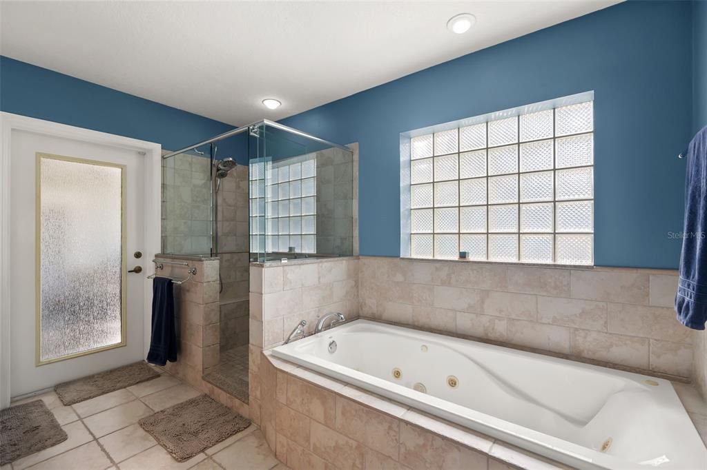 For Sale: $1,045,000 (4 beds, 4 baths, 2638 Square Feet)