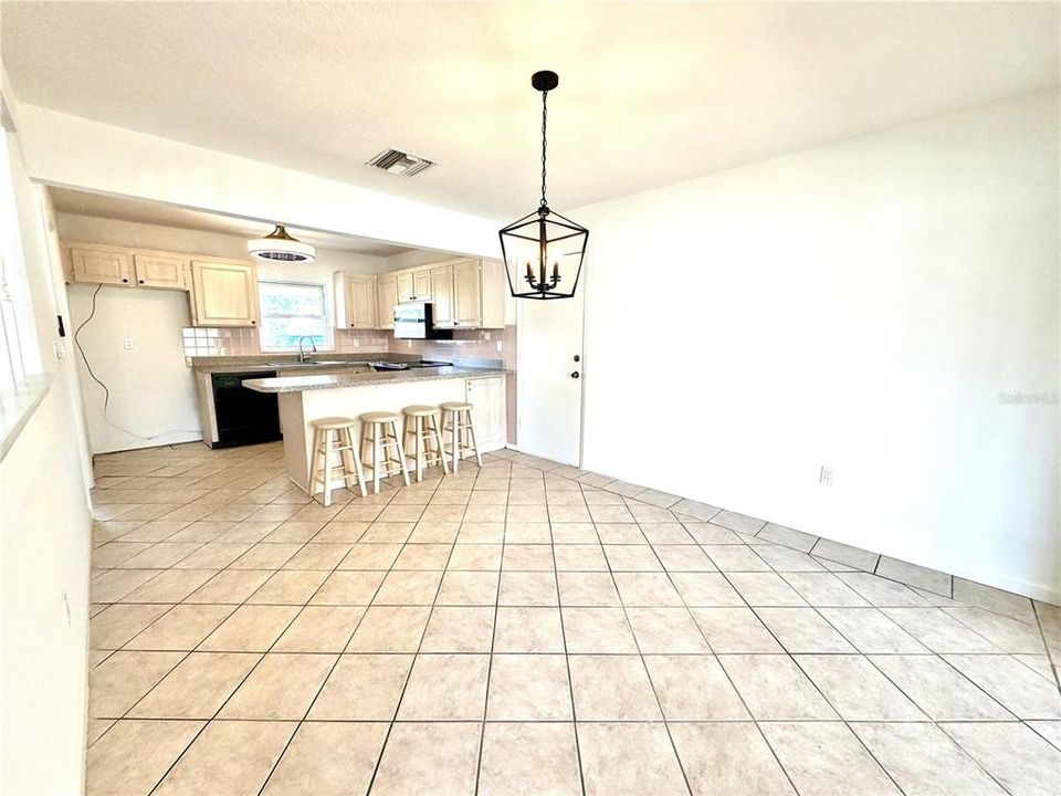 For Sale: $425,000 (2 beds, 2 baths, 1182 Square Feet)