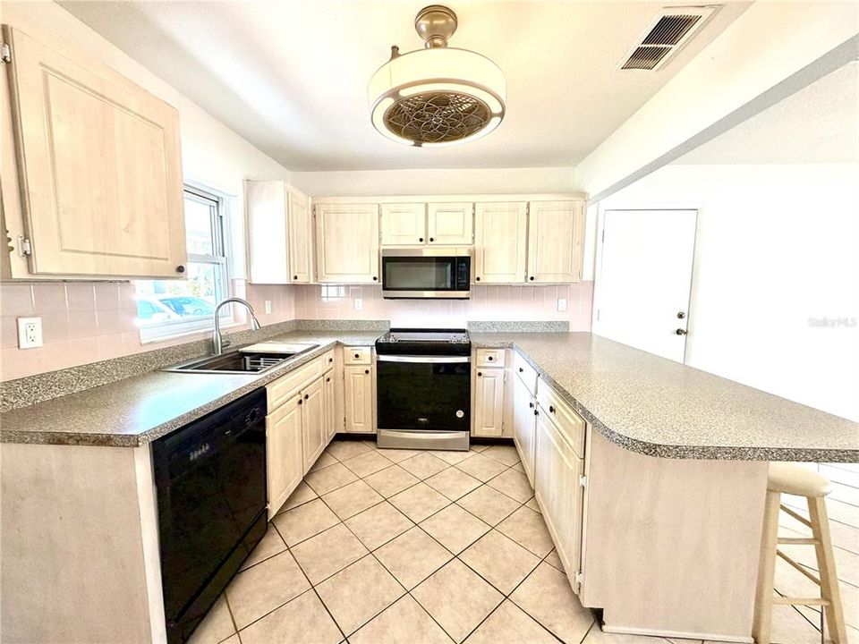 For Sale: $425,000 (2 beds, 2 baths, 1182 Square Feet)