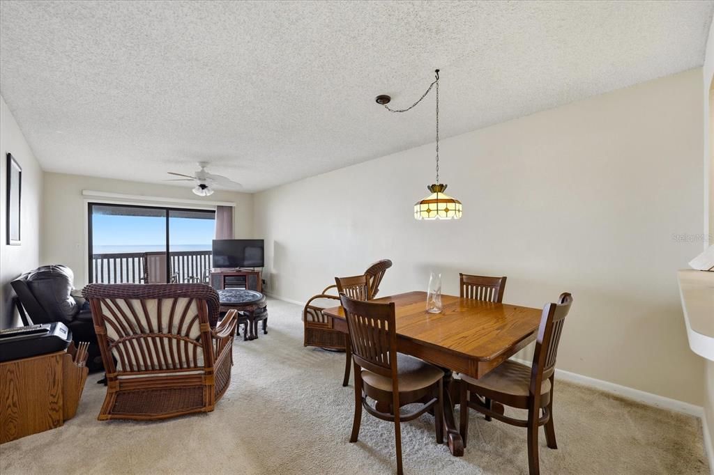 For Sale: $275,000 (2 beds, 2 baths, 1095 Square Feet)