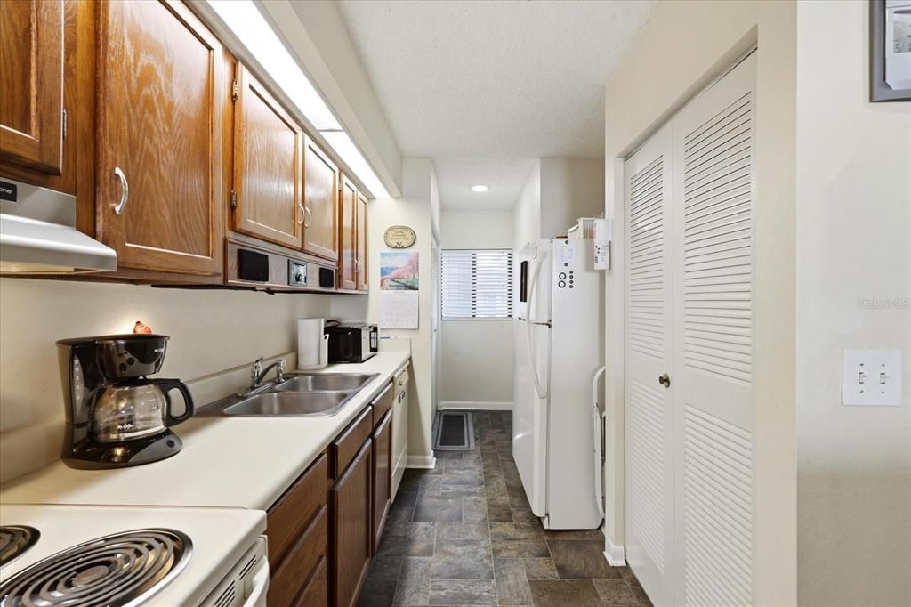 For Sale: $275,000 (2 beds, 2 baths, 1095 Square Feet)