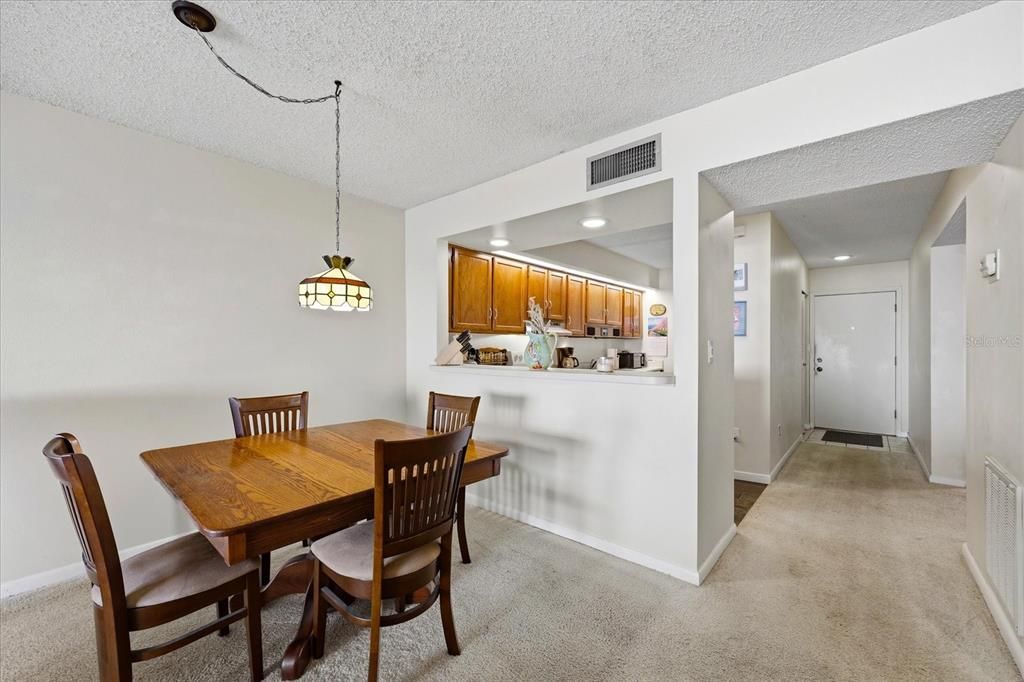 For Sale: $275,000 (2 beds, 2 baths, 1095 Square Feet)