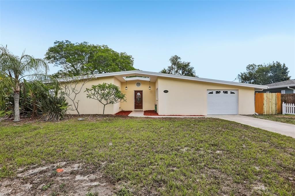На продажу: $329,900 (2 спален, 1 ванн, 1316 Квадратных фут)