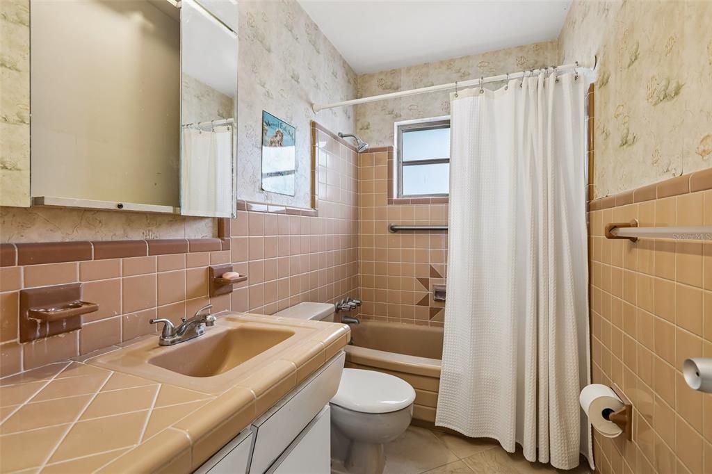 На продажу: $329,900 (2 спален, 1 ванн, 1316 Квадратных фут)