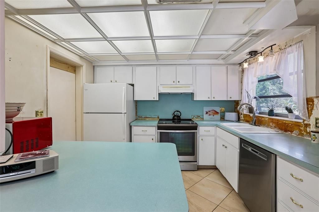 На продажу: $329,900 (2 спален, 1 ванн, 1316 Квадратных фут)