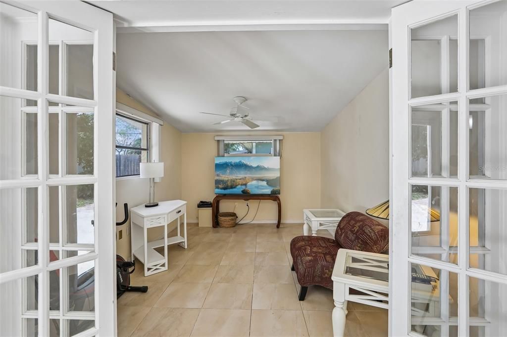 На продажу: $329,900 (2 спален, 1 ванн, 1316 Квадратных фут)