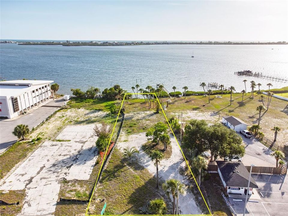 For Sale: $1,100,000 (0.55 acres)