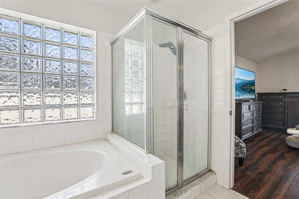 合同活跃: $450,000 (3 贝兹, 2 浴室, 2043 平方英尺)