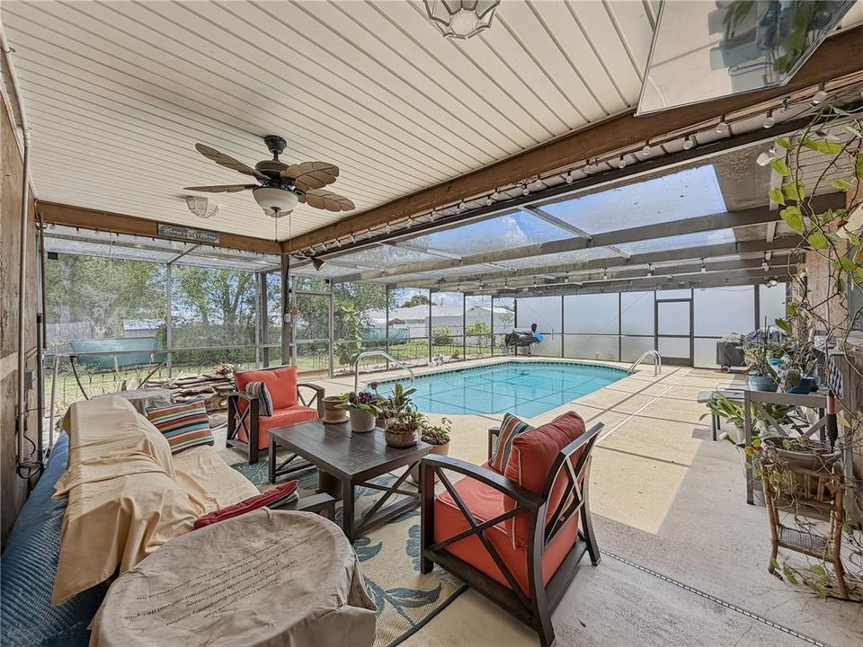合同活跃: $289,900 (2 贝兹, 2 浴室, 1558 平方英尺)