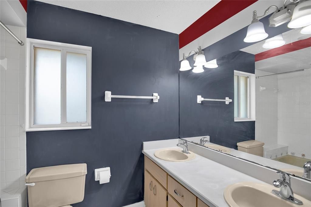 En Venta: $279,900 (3 camas, 2 baños, 2043 Pies cuadrados)