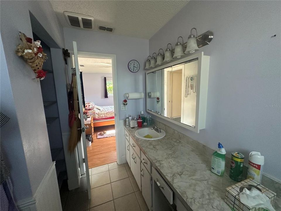 Active With Contract: $160,000 (2 beds, 2 baths, 1144 Square Feet)