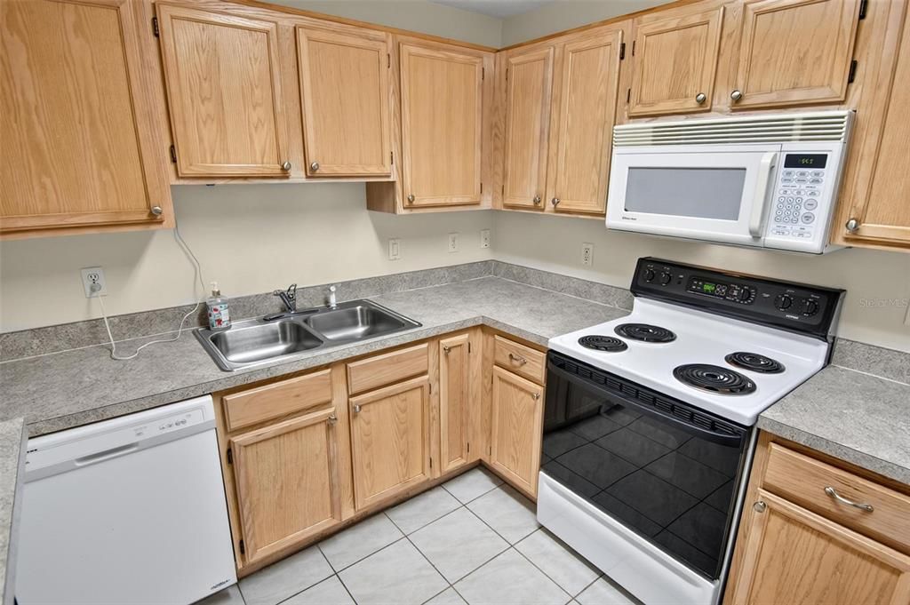 Active With Contract: $1,550 (3 beds, 2 baths, 1250 Square Feet)